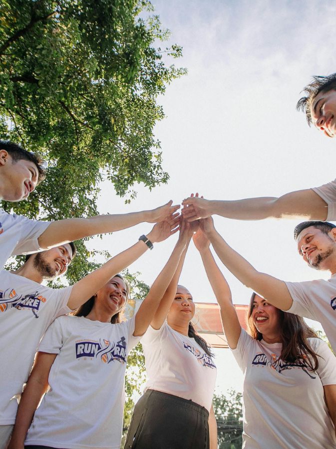 Groupe de personnes heureux pendant un team building